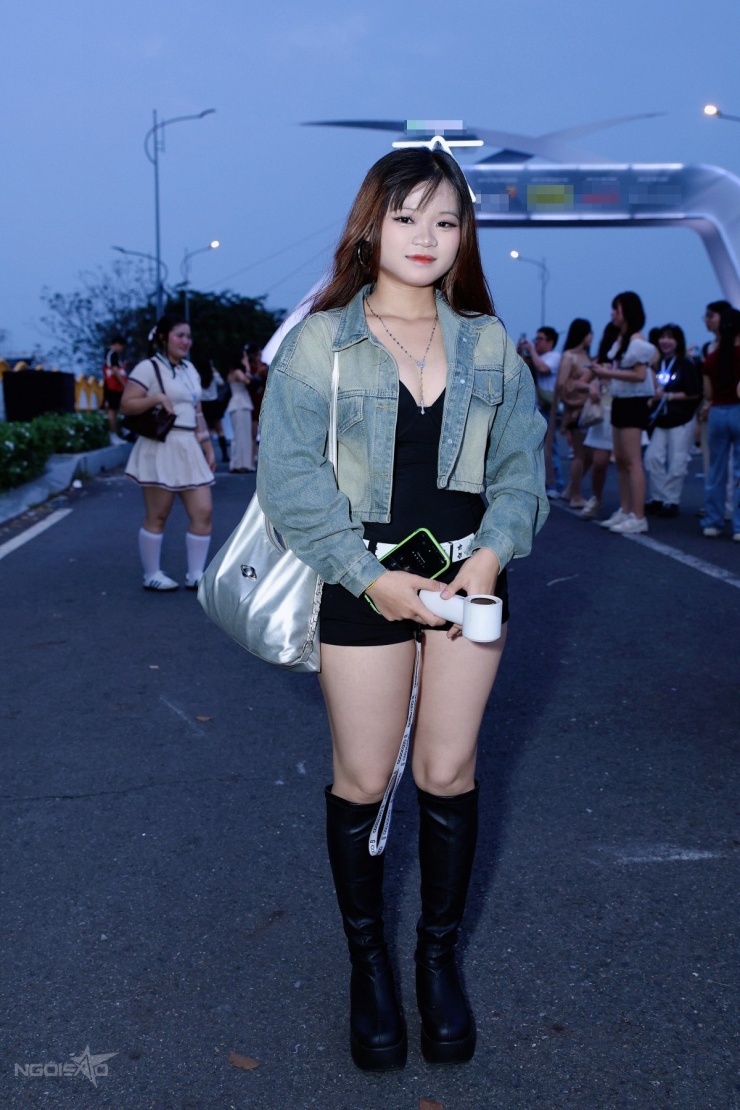 Trương Phong Hoa Mai, 21 tuổi, sinh viên ngành giáo dục mầm non tại TP HCM, chọn phong cách năng động xen lẫn gợi cảm. Cô đặt trang phục qua các cửa hàng trực tuyến, ưu tiên sắc đen vì yêu thích nhạc rap và muốn cổ vũ các rapper trong chương trình.