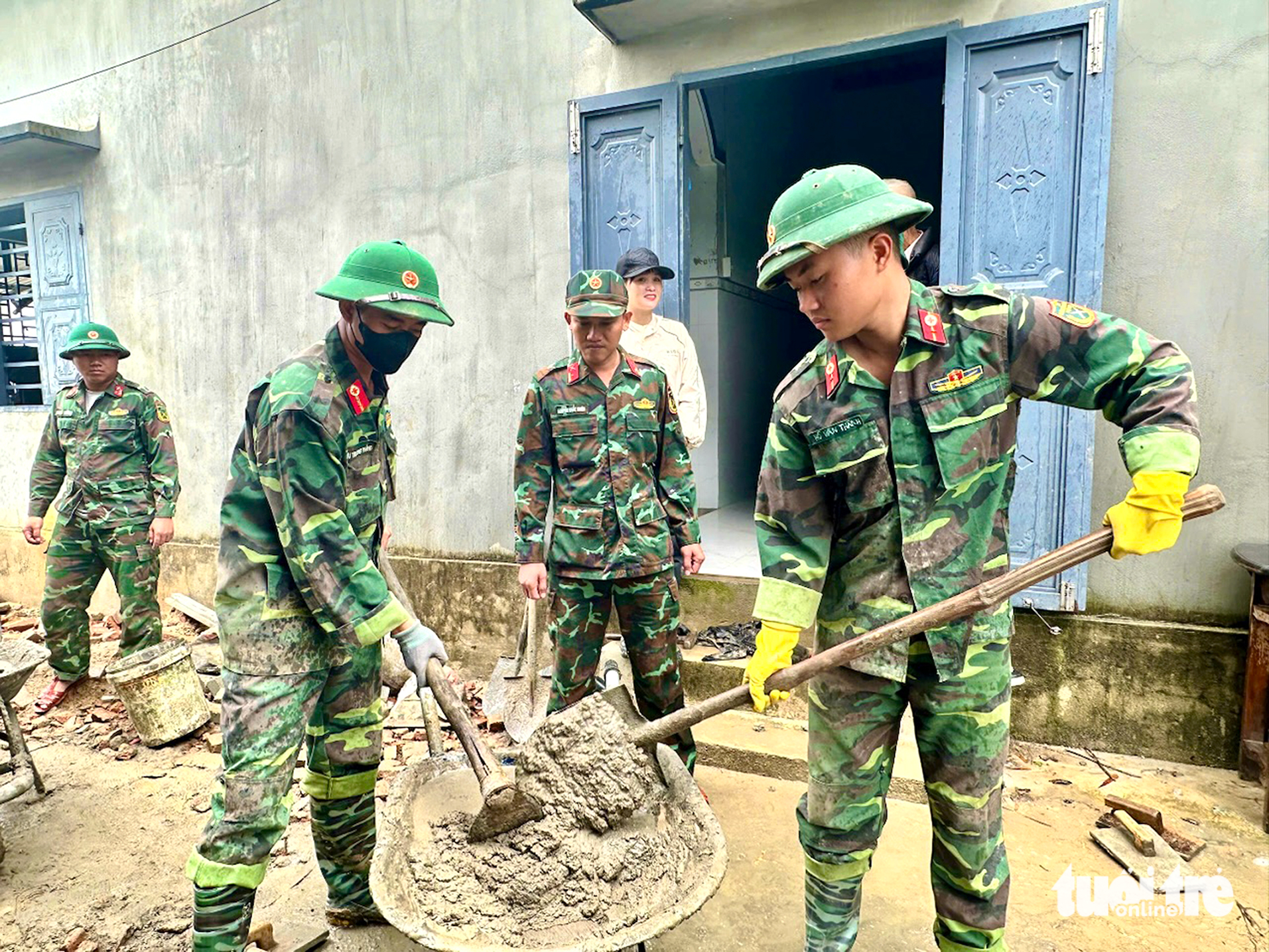 Nụ cười ấm lại dưới mái nhà sau bão lũ - Ảnh 5. chiến dịch quang trung - Ảnh 5.