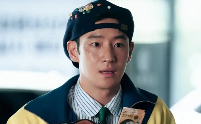 Nhân vật Kim Do Gi (Lee Je Hoon) trong tạo hình vị khách giàu có. Ảnh: SBS