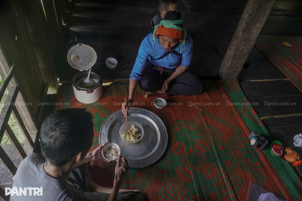 Mồ côi cha, bé trai 2 tuổi theo ông bà xuống núi chữa tan máu bẩm sinh - 3