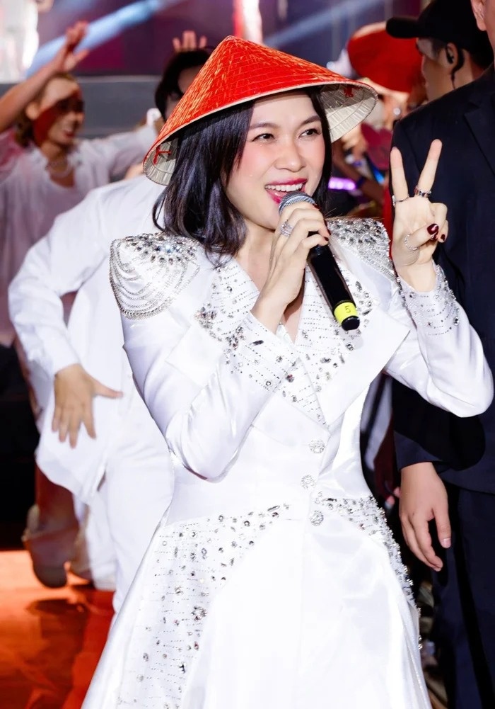 Mỹ Tâm 'đứng hình' giữa quán ăn vì tình huống hy hữu ít ai ngờ