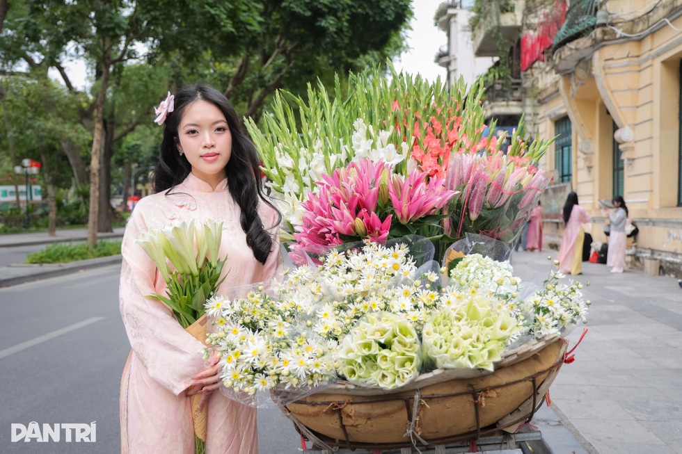 Người trẻ Hà Nội lên phố chụp ảnh gió mùa 1m2 cả chục nàng thơ - 3