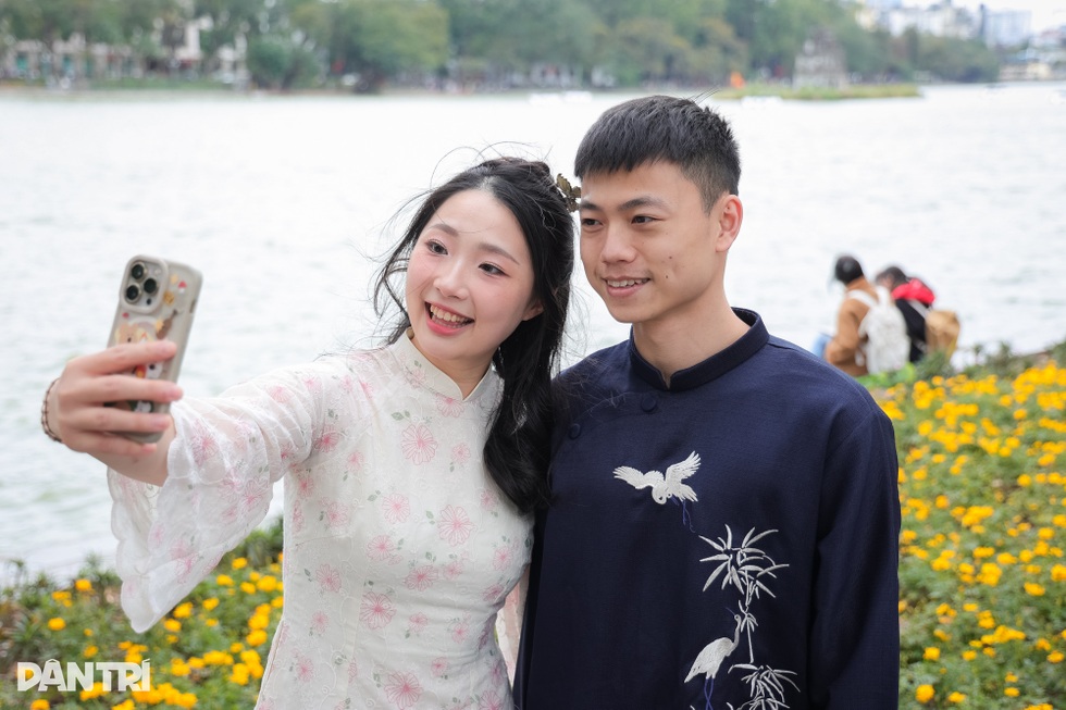 Người trẻ Hà Nội lên phố chụp ảnh gió mùa 1m2 cả chục nàng thơ - 4