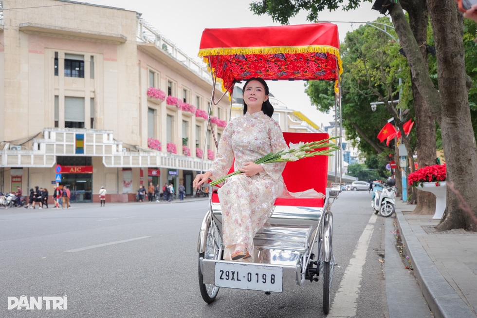 Người trẻ Hà Nội lên phố chụp ảnh gió mùa 1m2 cả chục nàng thơ - 5