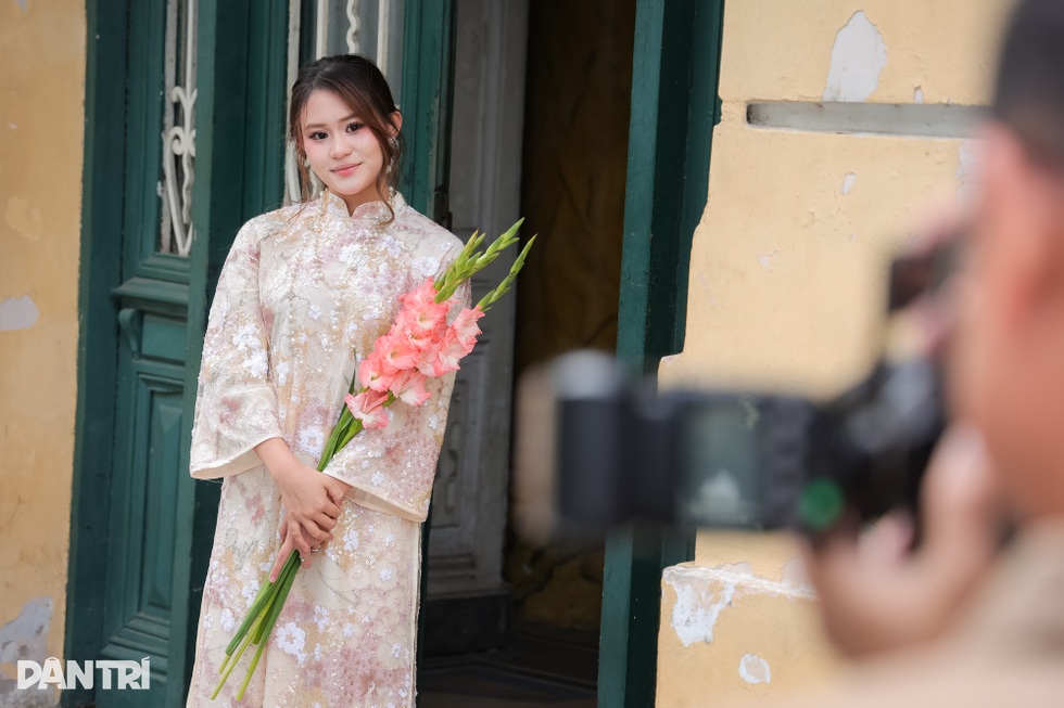 Người trẻ Hà Nội lên phố chụp ảnh gió mùa 1m2 cả chục nàng thơ - 7