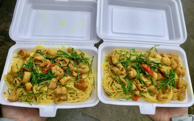 Bún lòng xào nghệ có màu vàng đẹp mắt. Vị béo ngậy, dai giòn của lòng hòa quyện với chút nồng của nghệ và sự mềm mịn của sợi bún, tạo nên món ăn nức tiếng xứ Huế. Ảnh: Minh Tuệ