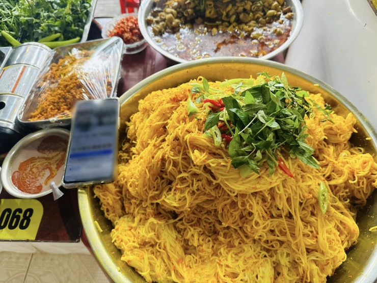 Ở Huế, bún lòng xào nghệ không đơn thuần là "liều thuốc" tự nhiên dùng để chữa bệnh mà còn là thức quà chiều nổi tiếng, hút khách thưởng thức. Ảnh: Linh sơ mi trắng