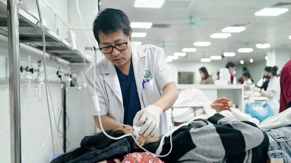 Bệnh nhân H.N.A (24 tuổi, Hà Nội) đang được các bác sỹ theo dõi chấn thương sọ não, hàm mặt, vai phải, cổ chân trái. Ảnh: BV lat xe lao cai 2.jpg