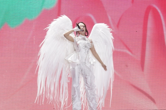 Phương Mỹ Chi diễn trong lễ hội Hozo tối 27/12. Ảnh: Đức Nam