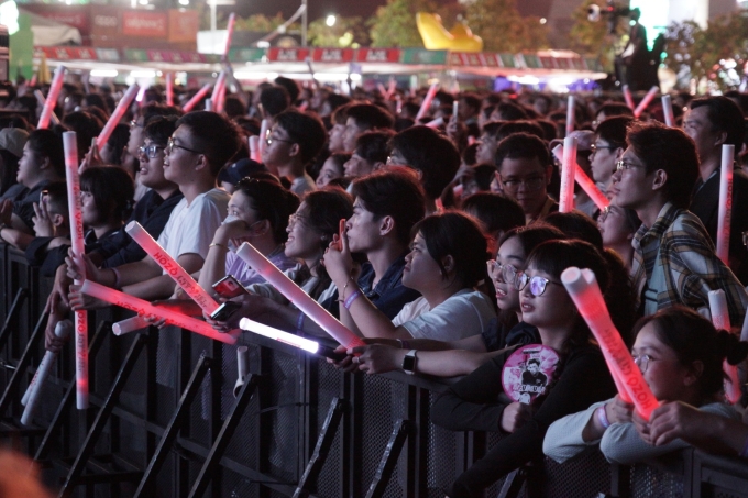 Khán giả nán lại đến 12h xem các nghệ sĩ trình diễn. Ảnh: Đức Nam