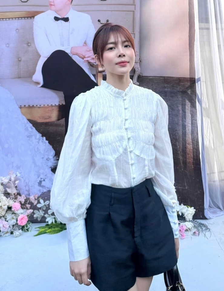 Tủ đồ của cô cũng có nhiều mẫu sơ mi cách điệu với dáng tay phồng, giúp người mặc trẻ trung hơn.