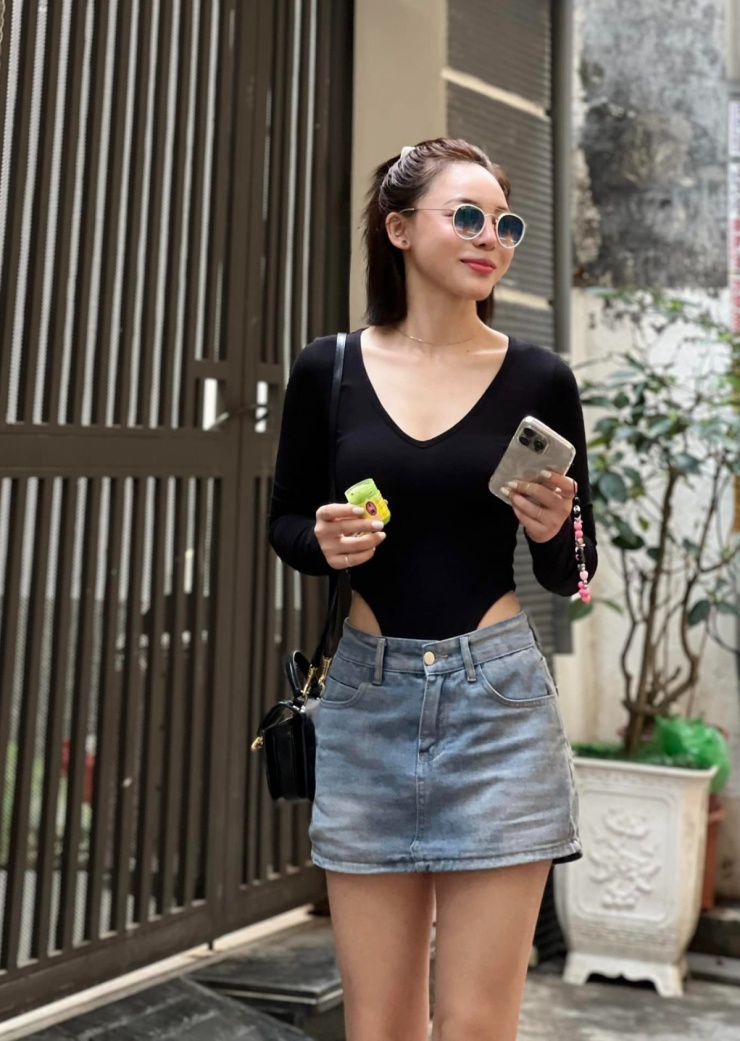 Thanh Thảo dạo phố với kiểu bodysuit tối giản khoét hông cao của thập niên 1980, kết hợp chân váy denim ngắn trên gối và kính râm. Khi mua sắm, vận động viên quan tâm đến phom dáng, ưu tiên dáng ôm, cắt cúp vừa phải sao cho tôn đường cong. Cô thường chọn thiết kế giá bình dân để tiện thay đổi mà không lãng phí.