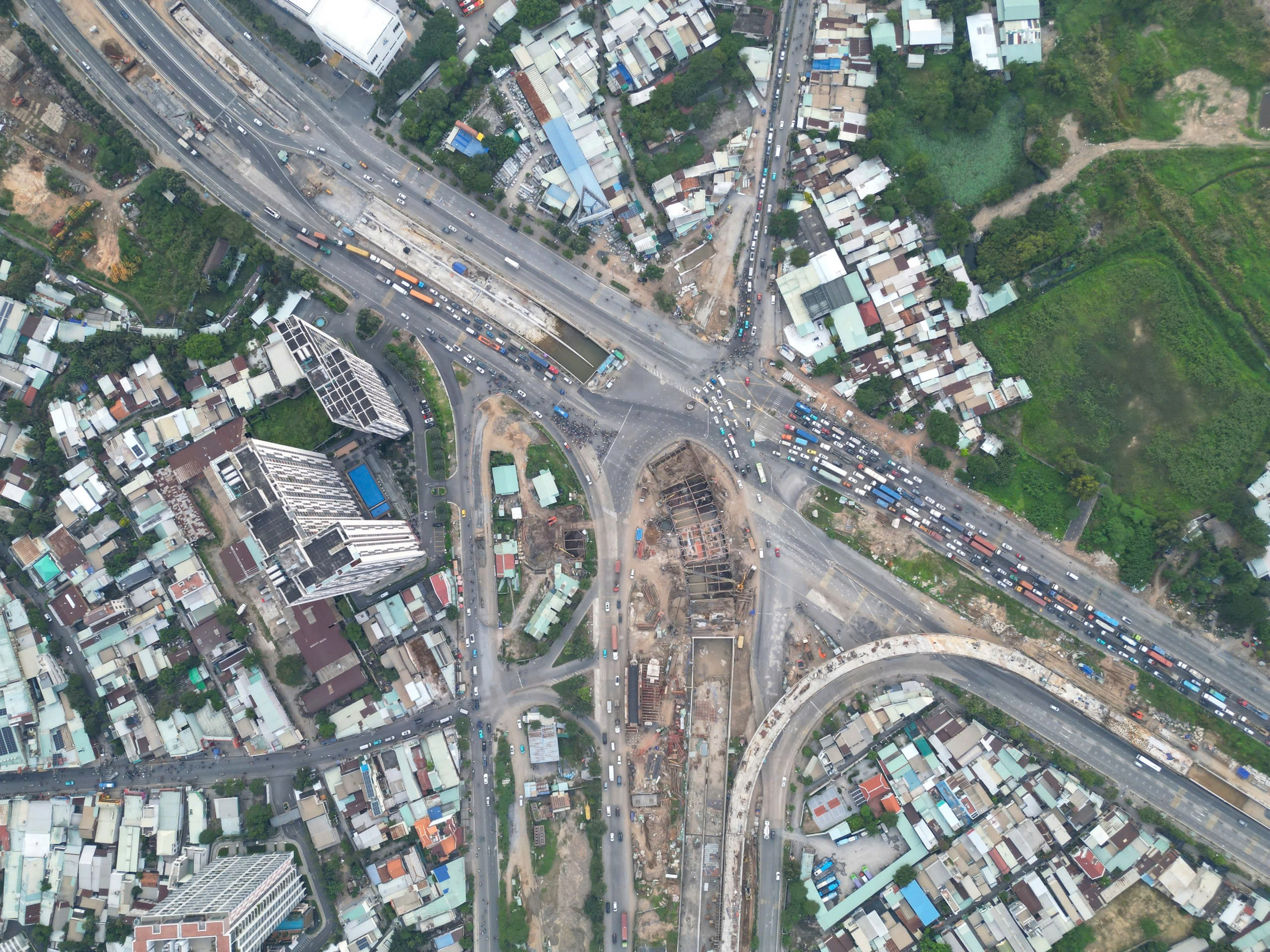 Nhánh cầu nối trực tiếp cao tốc tại An Phú đã đạt 95% sản lượng - Ảnh 2.