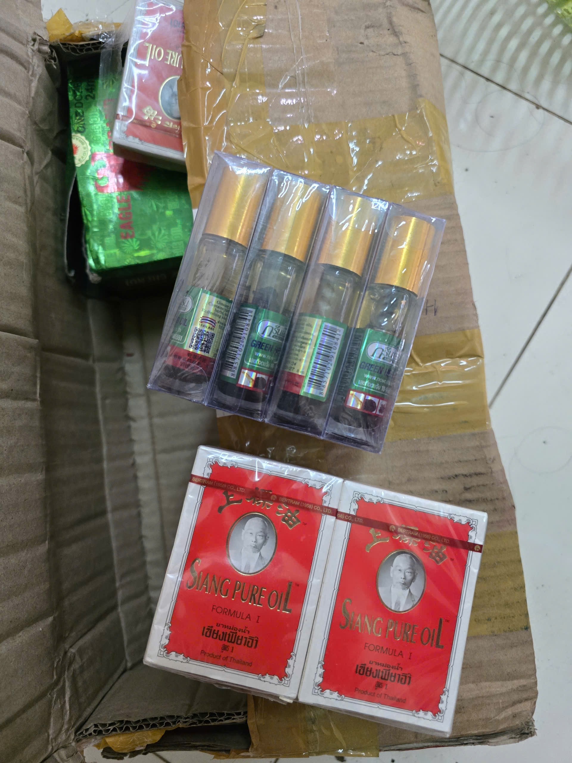 Công an TP.HCM triệt phá đường dây sản xuất dầu gió giả bằng hóa chất- Ảnh 2.