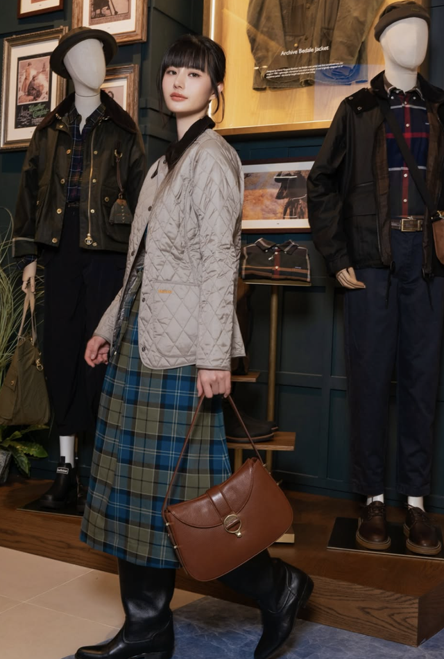 Chân váy midi nhẹ nhàng nhưng đủ tạo dấu ấn thời trang riêng- Ảnh 7.