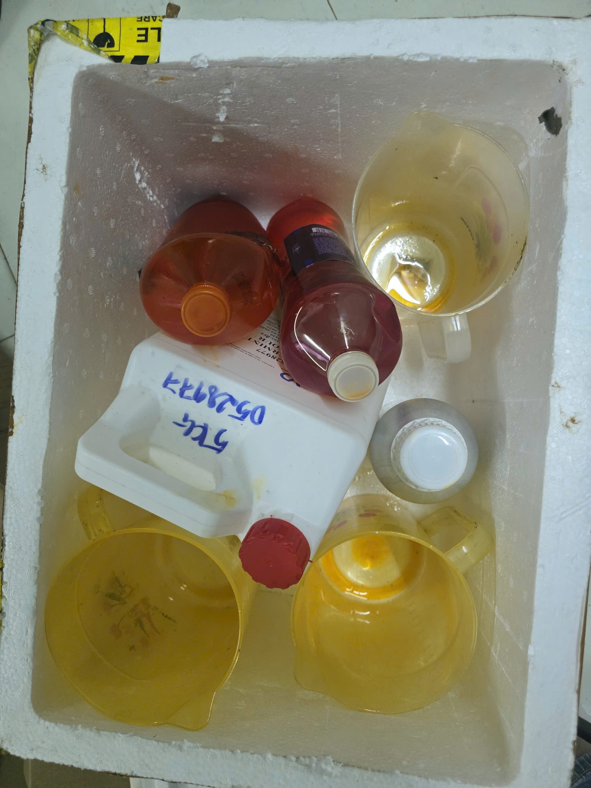 Công an TP.HCM bắt 5 người làm giả dầu gió 'Siang Pure Oil', thu giữ hơn 4.300 chai - Ảnh 4.