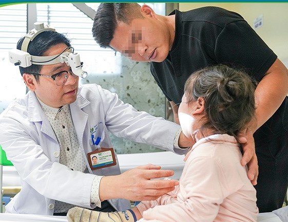 TS. Đặng Hoàng Thơm khám cho bệnh nhi sau phẫu thuật.