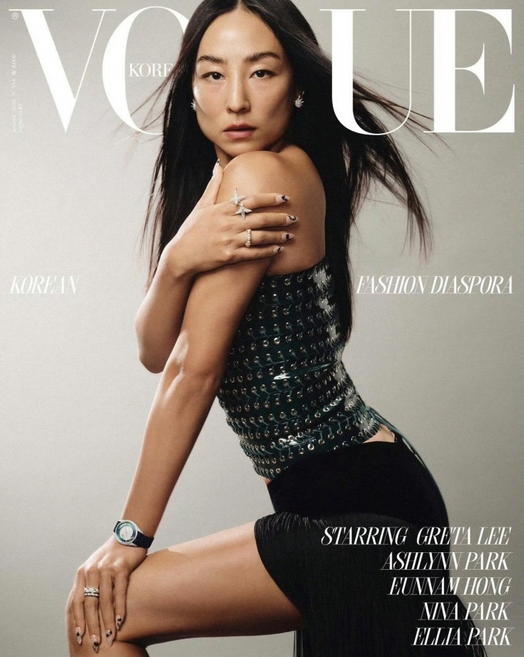 Bìa tạp chí năm mới xứ Hàn: Song Hye Kyo cá tính, minh tinh lên bìa Vogue là ai? 6 Chiếc corset đính kim loại mang tinh thần vị lai, tựa như "áo giáp mềm", vừa bảo vệ vừa khẳng định sức mạnh của người phụ nữ hiện đại.