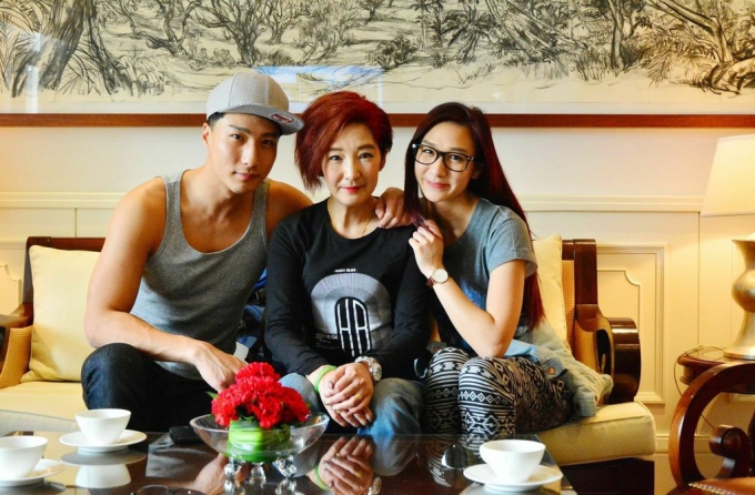 Tuyết Lê bên hai người con. Ảnh: St Headline