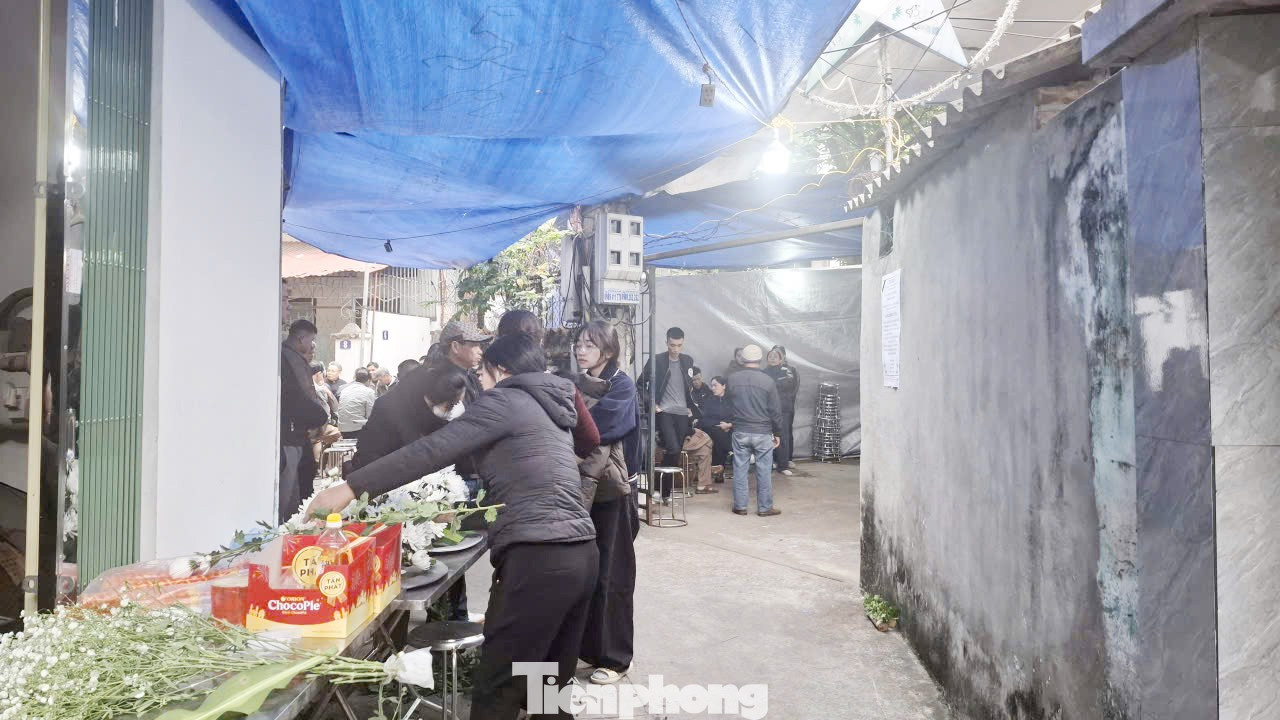 Xót xa đám tang cô giáo trẻ tử vong trong vụ lật xe ở Lào Cai- Ảnh 2.