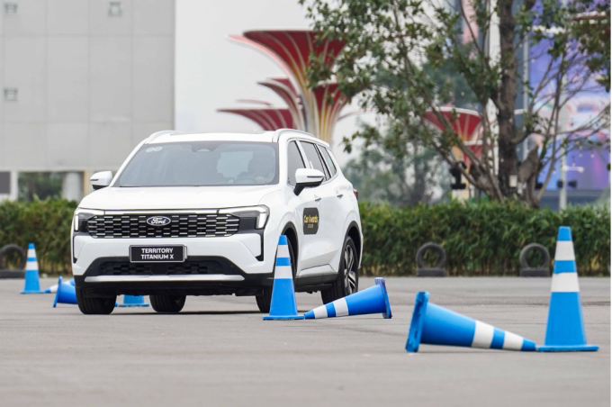 Ford Territory Titanium X tại khu vực lái thử, dưới sự hướng dẫn của các chuyên gia. Ảnh: Hoàng Giang