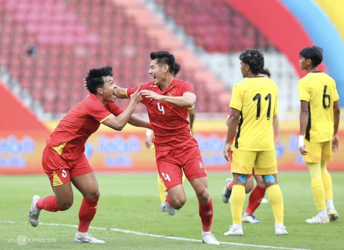 Phạm Lý Đức (trái) mừng bàn đánh đầu mở tỷ số của Nguyễn Hiểu Minh (số 4) sau một pha dàn xếp đá phạt góc, trong trận Việt Nam thắng Malaysia 2-0 ở lượt cuối bảng B bóng đá nam SEA Games 32 trên sân Rajamangala ở Bangkok, Thái Lan ngày 11/12/2025. Ảnh: Hiếu Lương