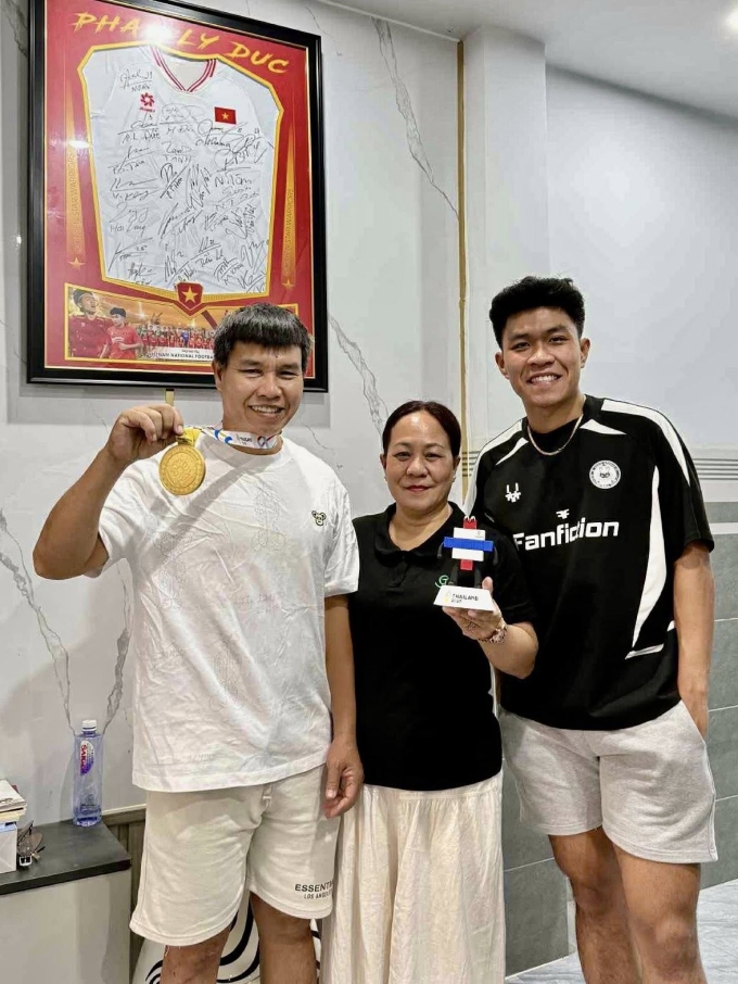 Phạm Lý Đức (phải) cùng bố Phạm Văn Tuấn (trái) và mẹ Trần Thi Điệp (giữa) tại nhà riêng ở Tây Ninh, sau khi giành HC vàng bóng đá nam SEA Games 33. Ảnh: Facebook/Phạm Lý Đức