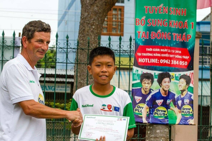 Phạm Lý Đức được HLV Frank Durix trao giấy trúng tuyển bổ sung vào khóa 1 Học viện Nutifood vào tháng 5/2016. Ảnh: Facebook/Phạm Lý Đức