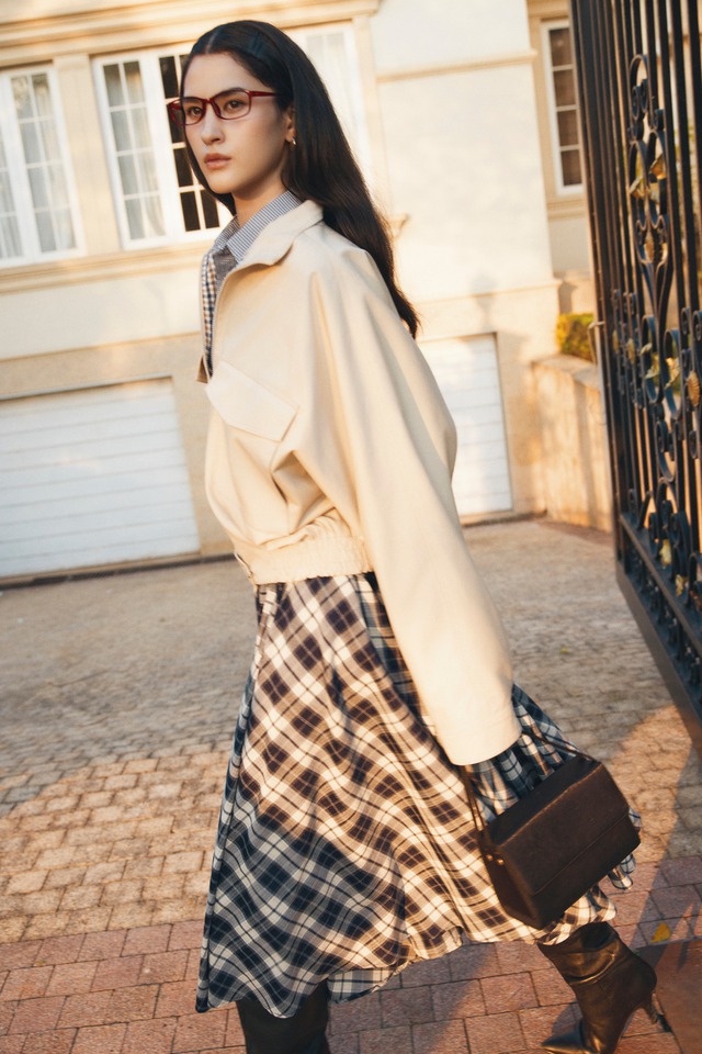 Phối áo khoác ngày đông cùng quần ống rộng và váy dài- Ảnh 2.