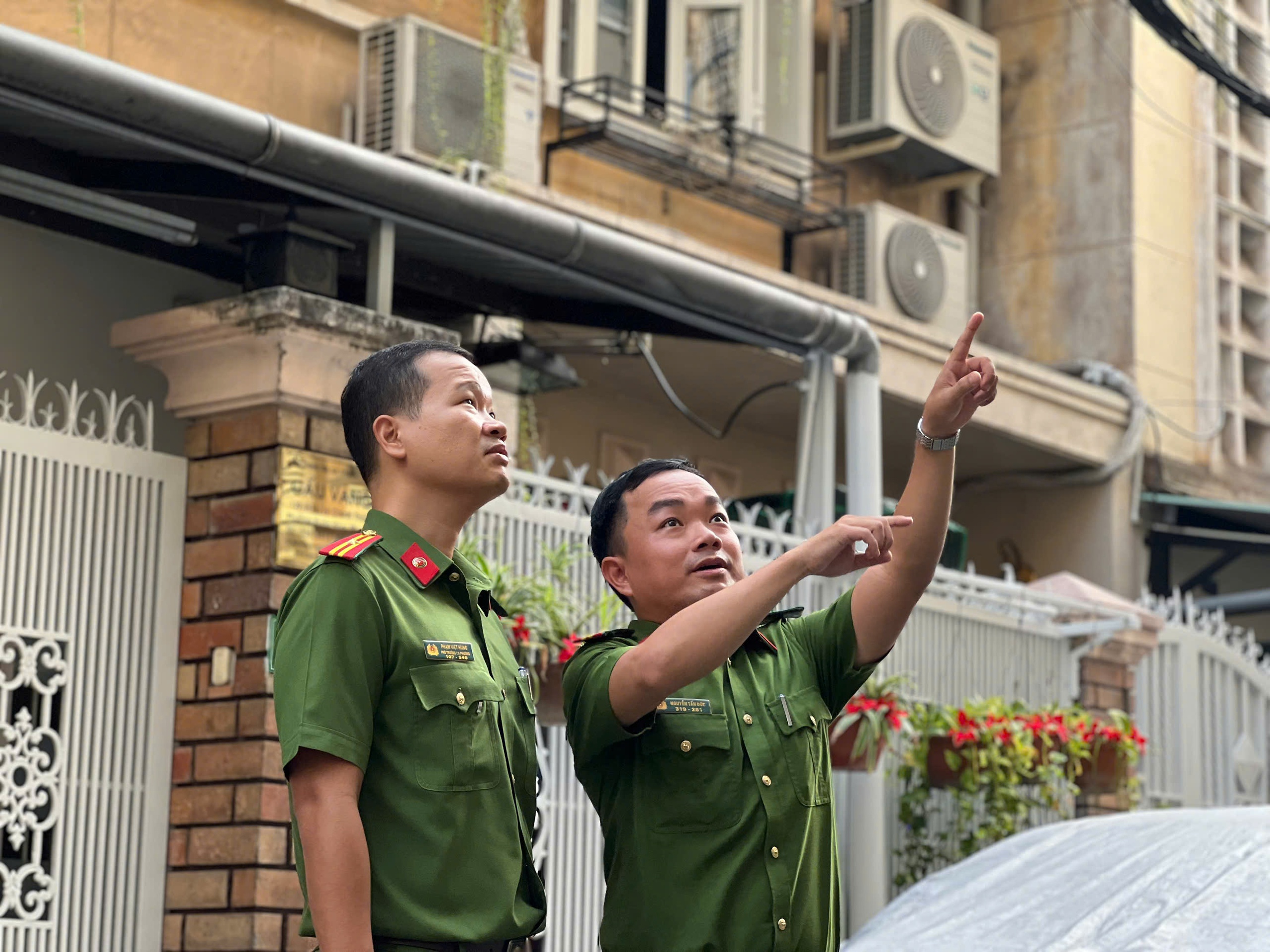 Công an TP.HCM tiếp tục 'đi từng ngõ, gõ từng nhà' xóa 'chuồng cọp'- Ảnh 5.