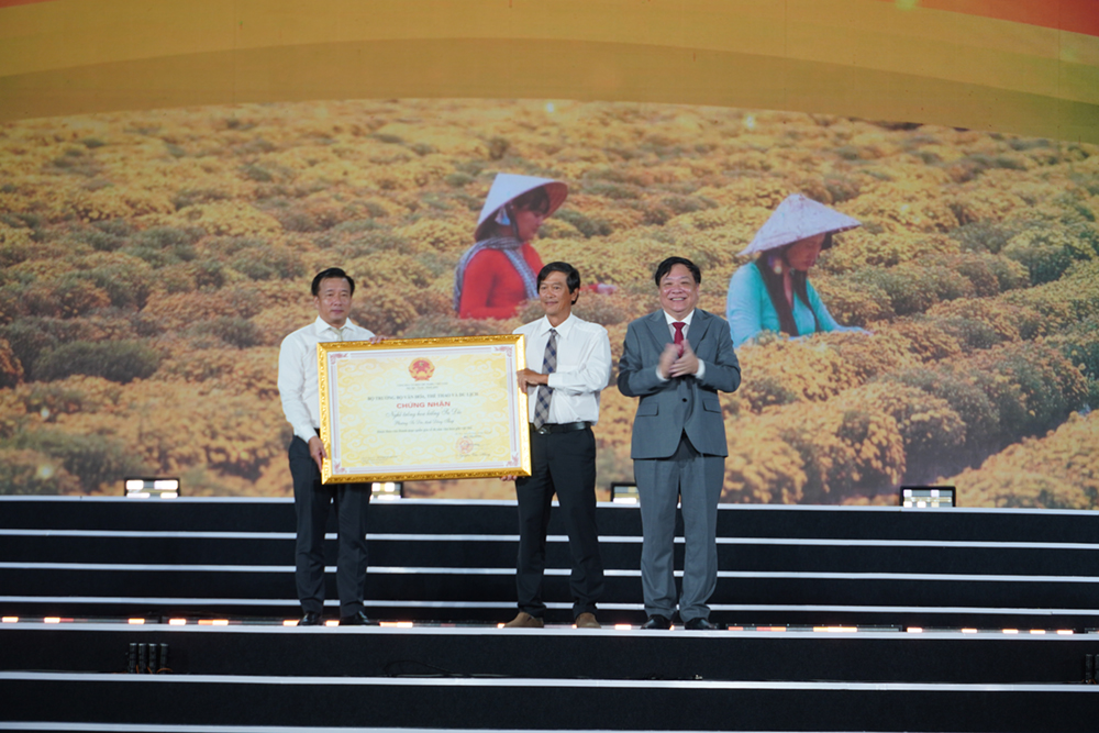 Kỷ lục Bản đồ Việt Nam từ 1 . 000 Giống hoa kiểng tại Festival Sa Đéc lần 2 - Ảnh 11. Kỷ lục Bản đồ Việt Nam từ 1 . 000 Giống hoa kiểng tại Festival Sa Đéc lần 2 - Ảnh 11.