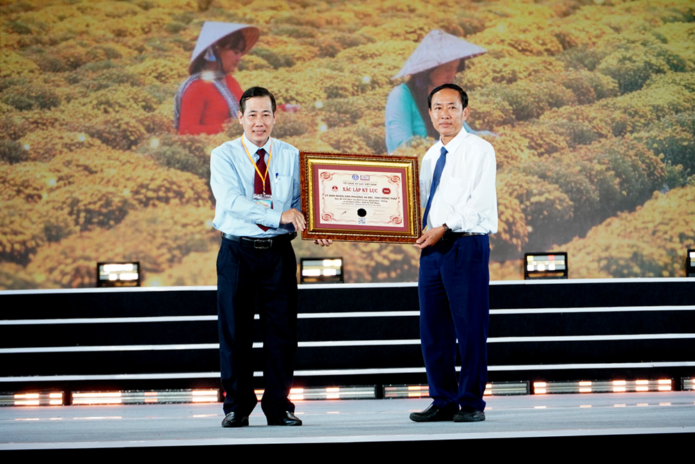 Kỷ lục Bản đồ Việt Nam từ 1 . 000 Giống hoa kiểng tại Festival Sa Đéc lần 2 - Ảnh 14. Kỷ lục Bản đồ Việt Nam từ 1 . 000 Giống hoa kiểng tại Festival Sa Đéc lần 2 - Ảnh 14.