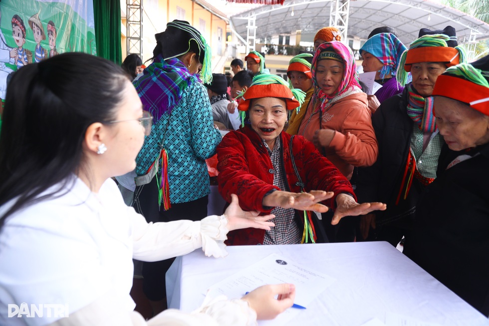 Hàng trăm người dân đồng bào Dao lần đầu tiếp cận y tế Trung ương - 7