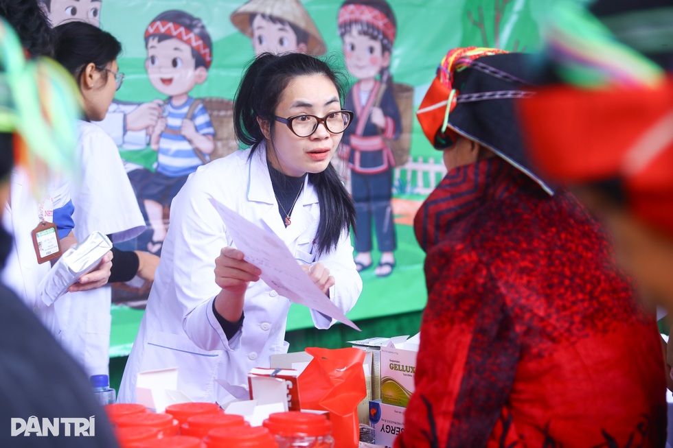 Hàng trăm người dân đồng bào Dao lần đầu tiếp cận y tế Trung ương - 12