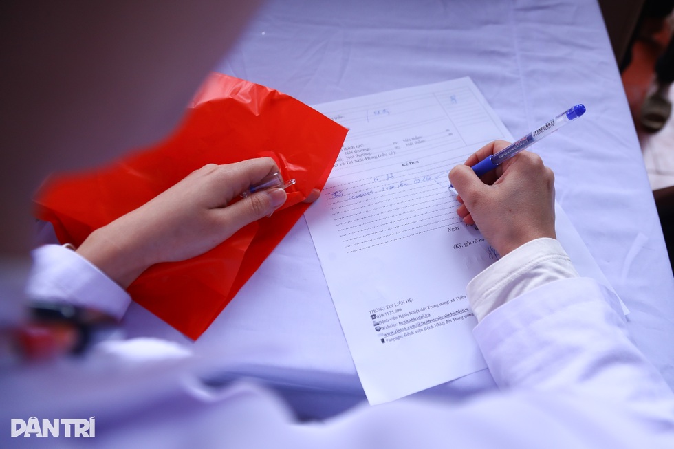 Hàng trăm người dân đồng bào Dao lần đầu tiếp cận y tế Trung ương - 13