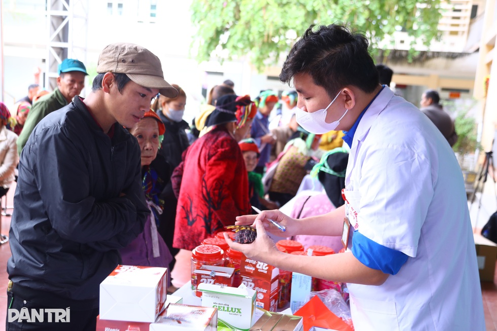 Hàng trăm người dân đồng bào Dao lần đầu tiếp cận y tế Trung ương - 14