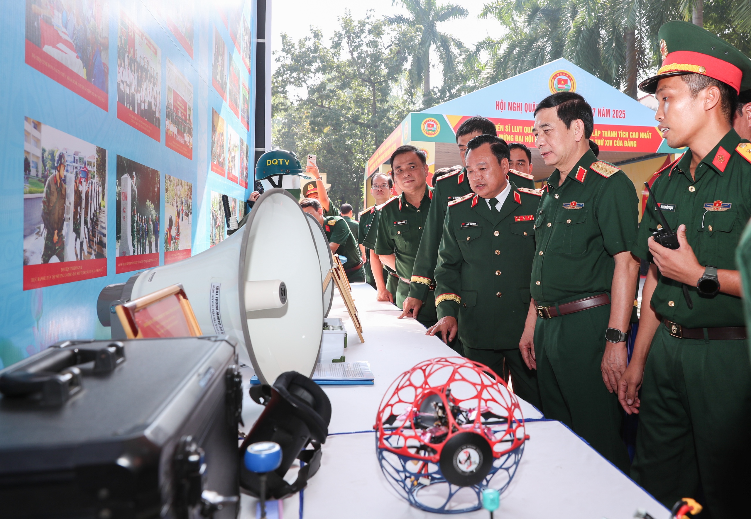 Quân khu 7 đón nhận Huân chương Bảo vệ Tổ quốc hạng Nhất - Ảnh 3.