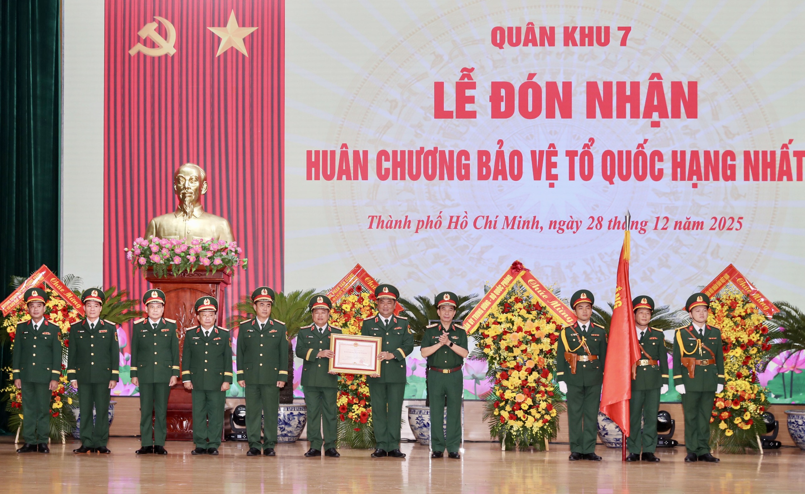 Quân khu 7 đón nhận Huân chương Bảo vệ Tổ quốc hạng Nhất - Ảnh 7.