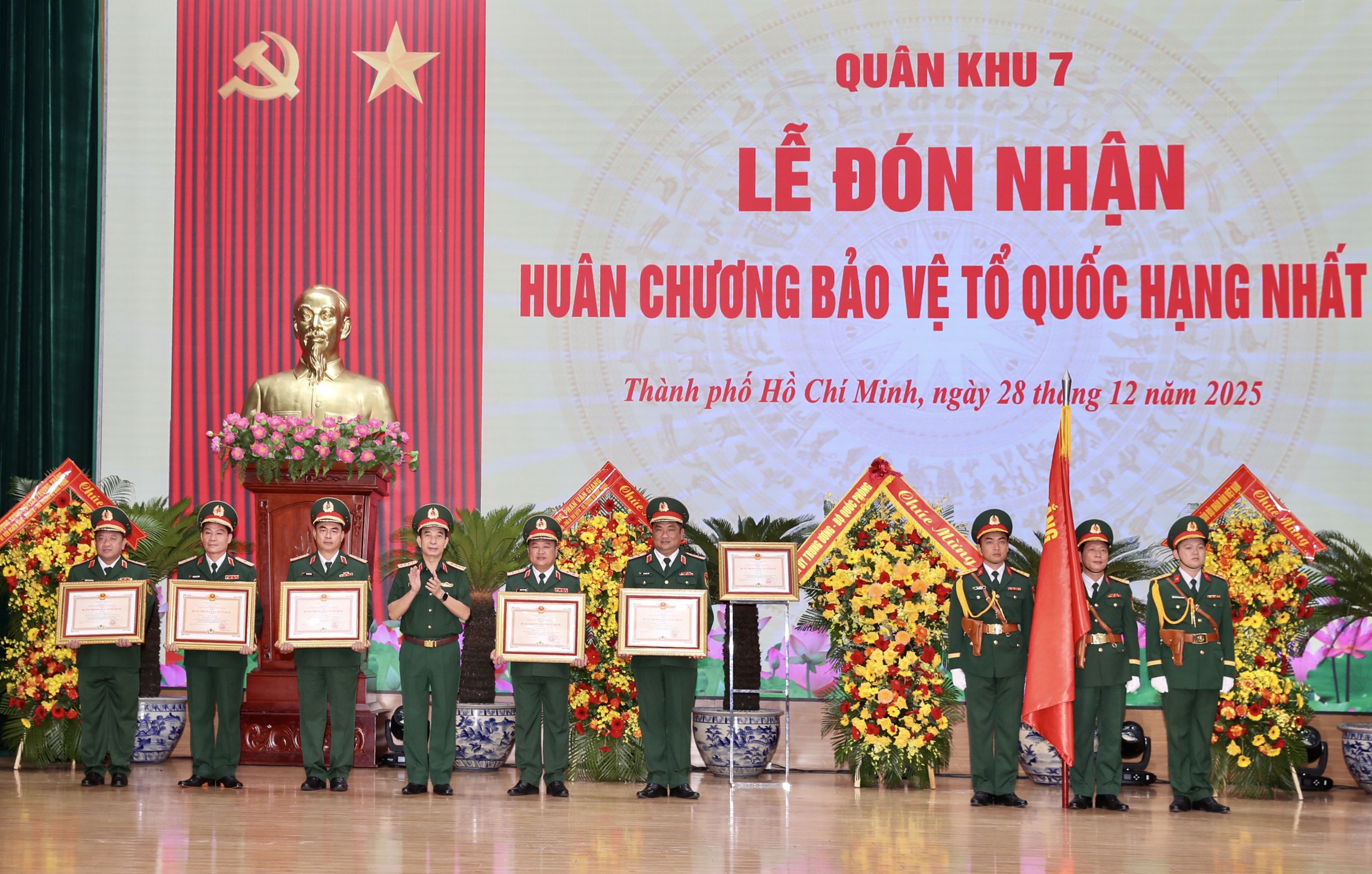 Quân khu 7 đón nhận Huân chương Bảo vệ Tổ quốc hạng Nhất - Ảnh 8.