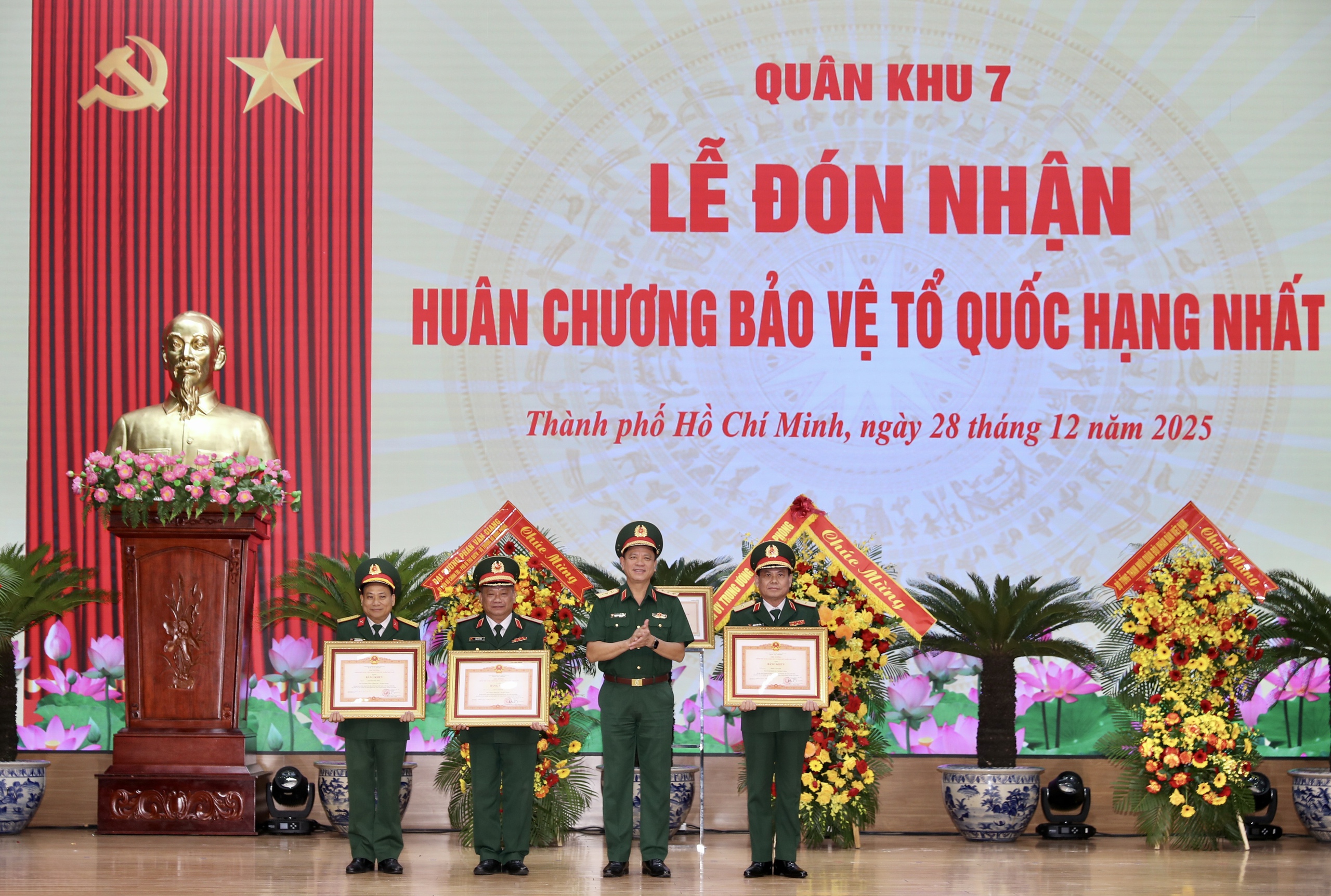 Quân khu 7 đón nhận Huân chương Bảo vệ Tổ quốc hạng Nhất - Ảnh 9.