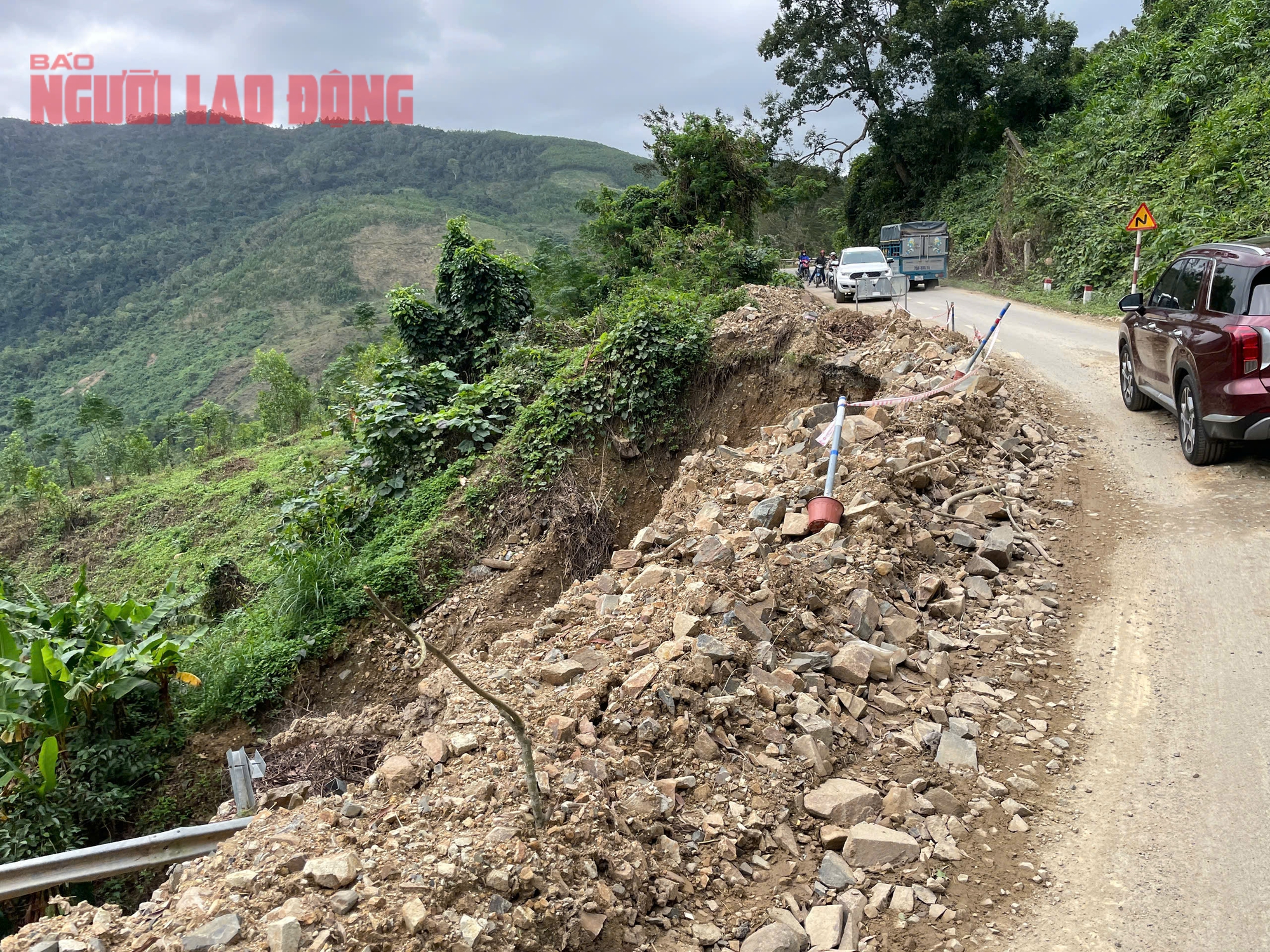 Đèo Khánh Sơn hở hàm ếch, xe tải trọng lớn 