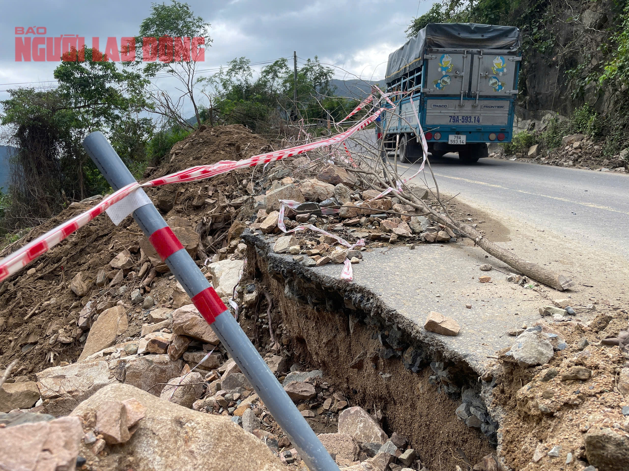 Đèo Khánh Sơn hở hàm ếch, xe tải trọng lớn 