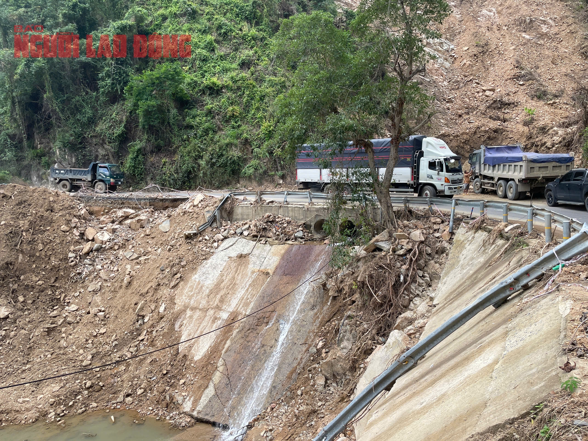 Đèo Khánh Sơn hở hàm ếch, xe tải trọng lớn 