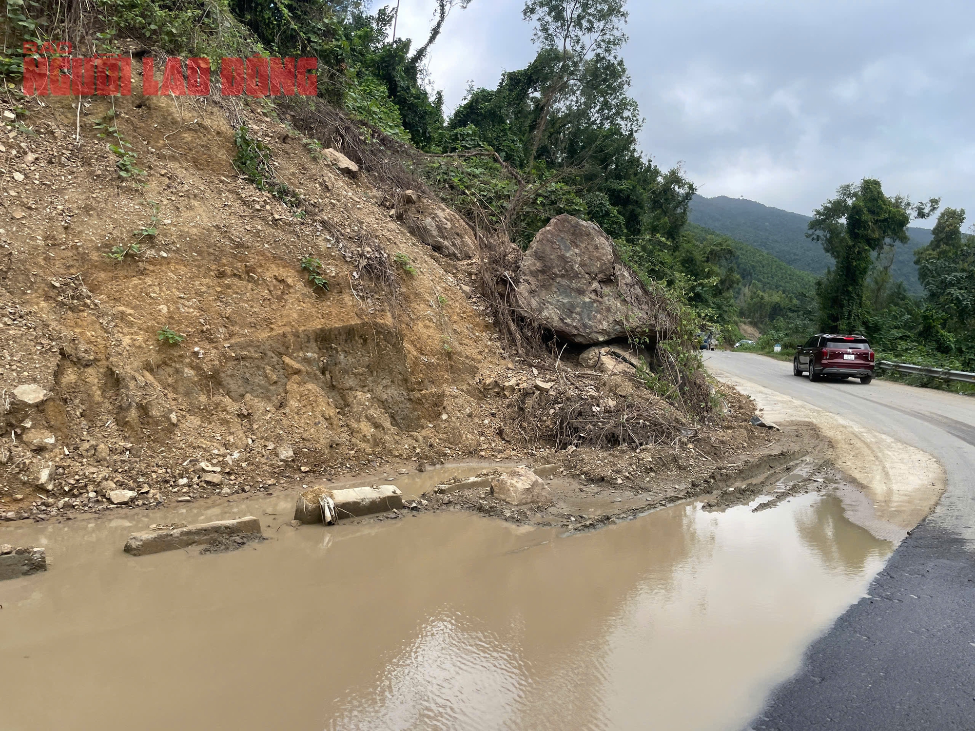 Đèo Khánh Sơn hở hàm ếch, xe tải trọng lớn 