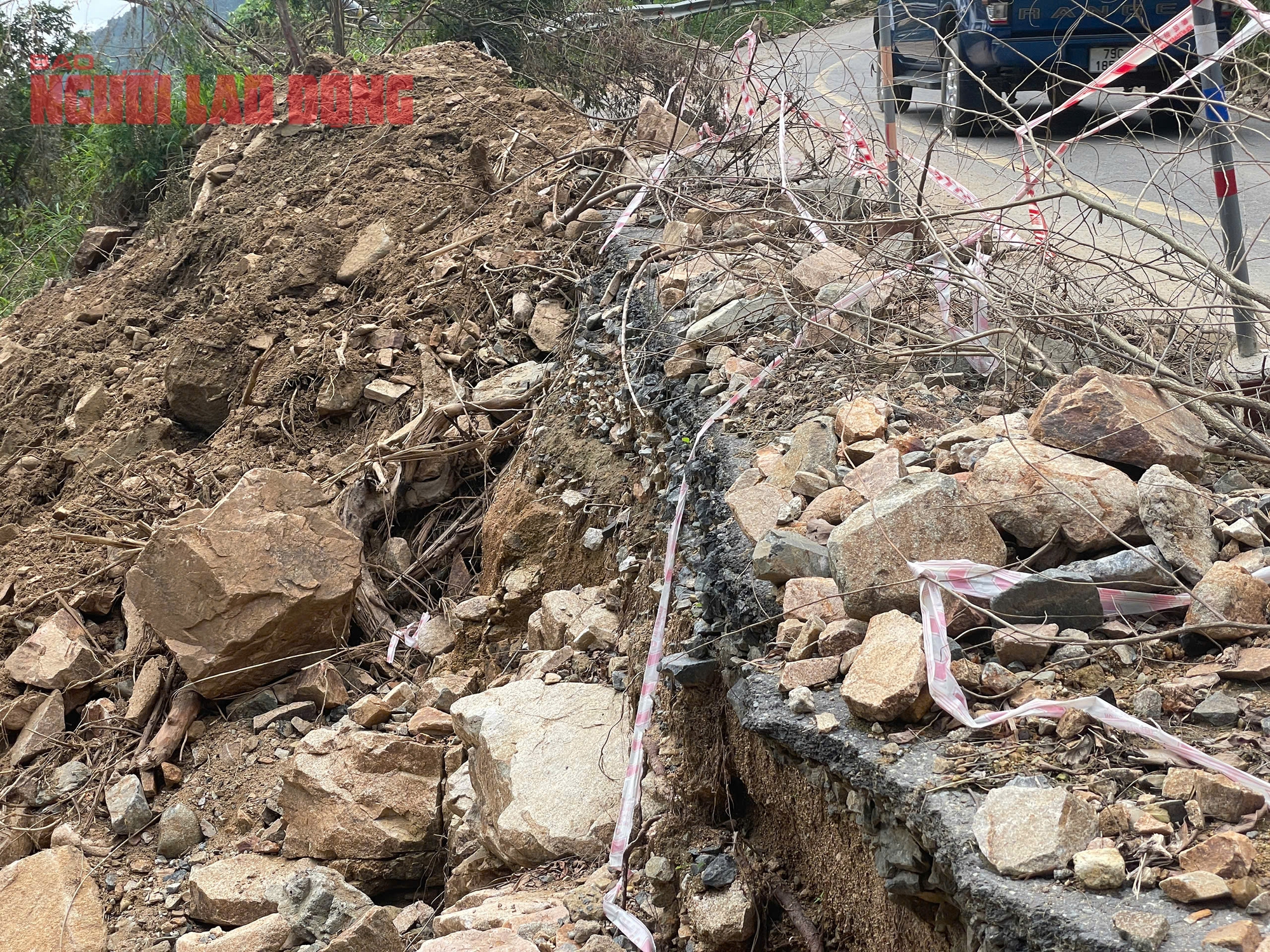 Đèo Khánh Sơn hở hàm ếch, xe tải trọng lớn 