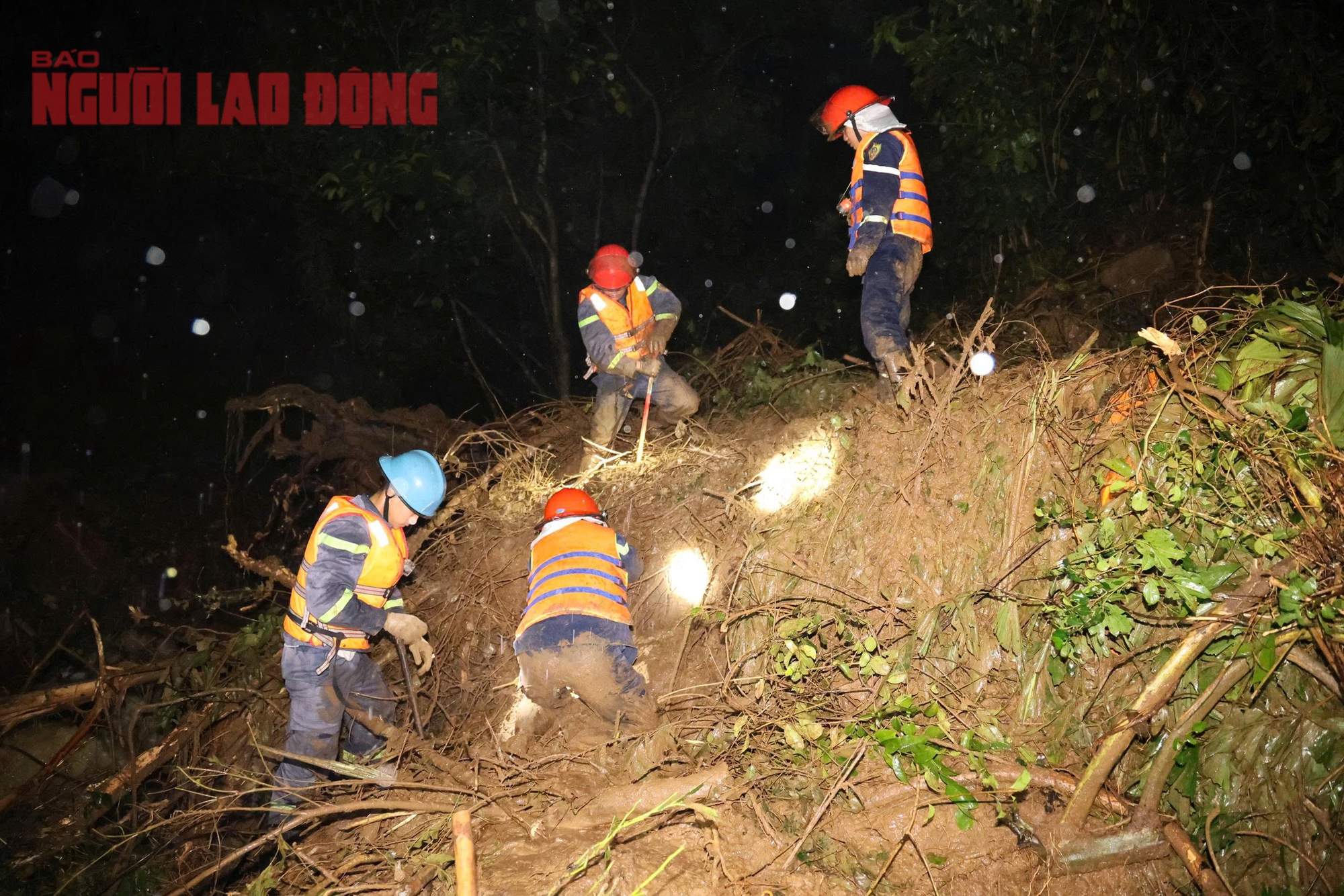 Đèo Khánh Sơn hở hàm ếch, xe tải trọng lớn 