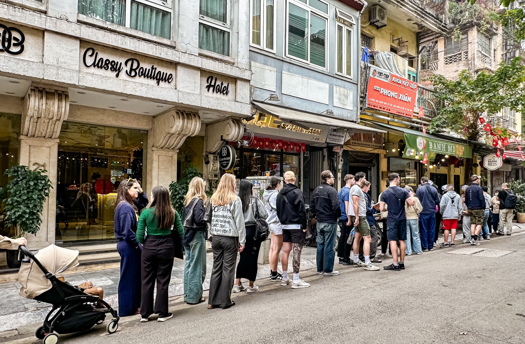 2 hàng quán đang khiến phố cổ Hà Nội đông nghịt, khách Tây khách Việt xếp hàng rồng rắn- Ảnh 2.