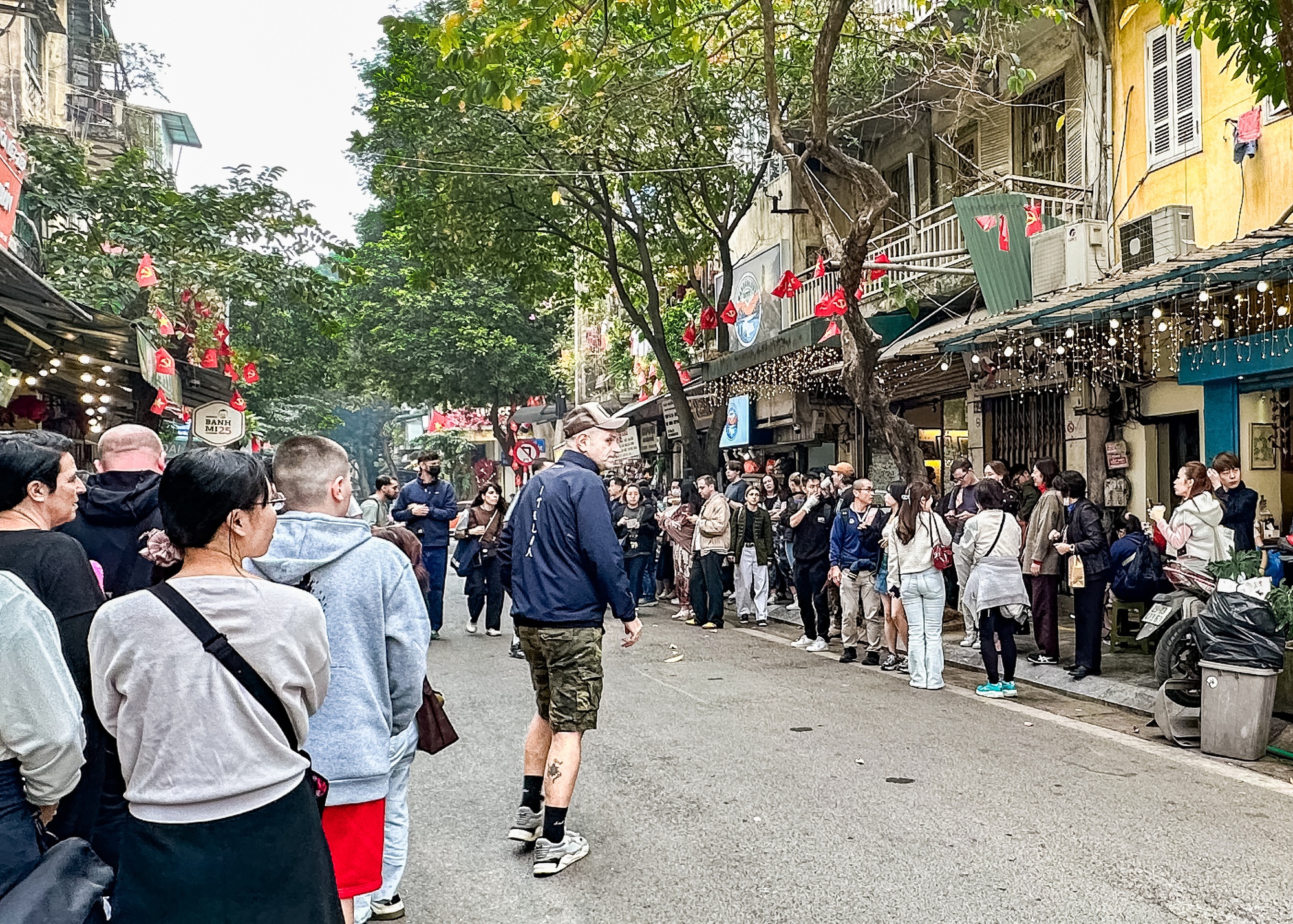 2 hàng quán đang khiến phố cổ Hà Nội đông nghịt, khách Tây khách Việt xếp hàng rồng rắn- Ảnh 5.