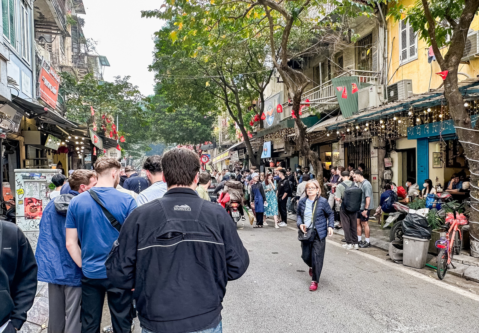 2 hàng quán đang khiến phố cổ Hà Nội đông nghịt, khách Tây khách Việt xếp hàng rồng rắn- Ảnh 6.