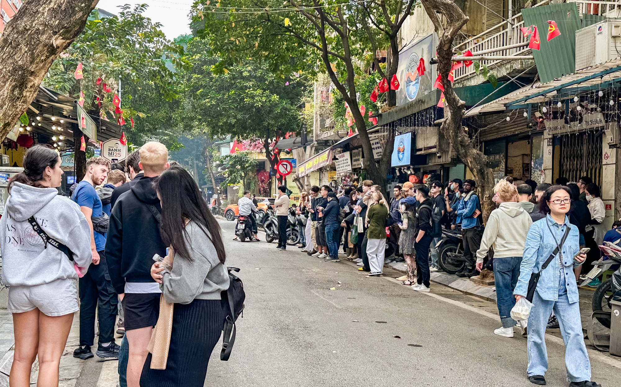 2 hàng quán đang khiến phố cổ Hà Nội đông nghịt, khách Tây khách Việt xếp hàng rồng rắn- Ảnh 7.